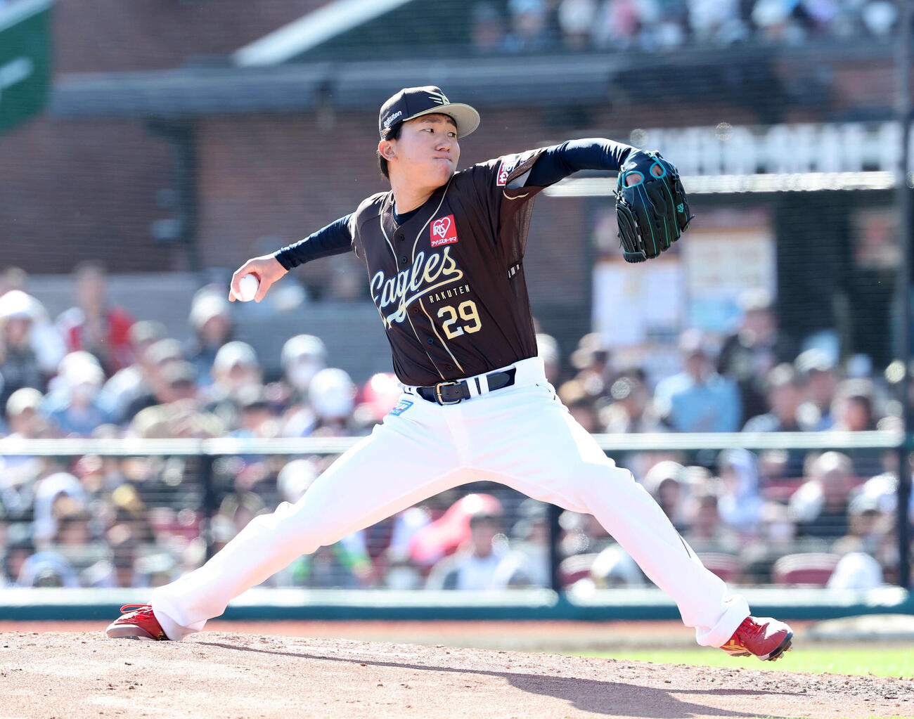 楽天対オリックス　力投する楽天2番手の田中千（撮影・鈴木正人）　
