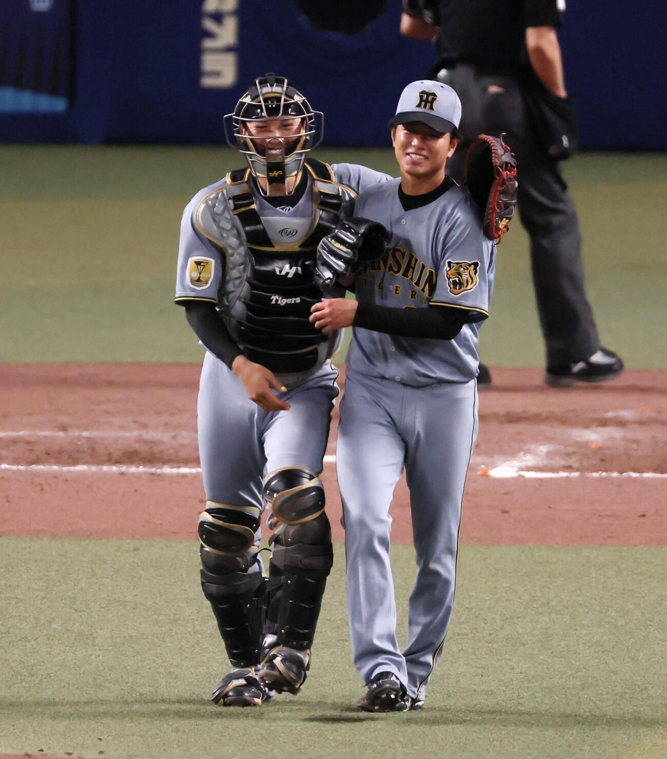 中日対阪神　阪神高橋は中日相手に完封し完投勝利で笑顔を見せる。左は伏見（撮影・加藤哉）