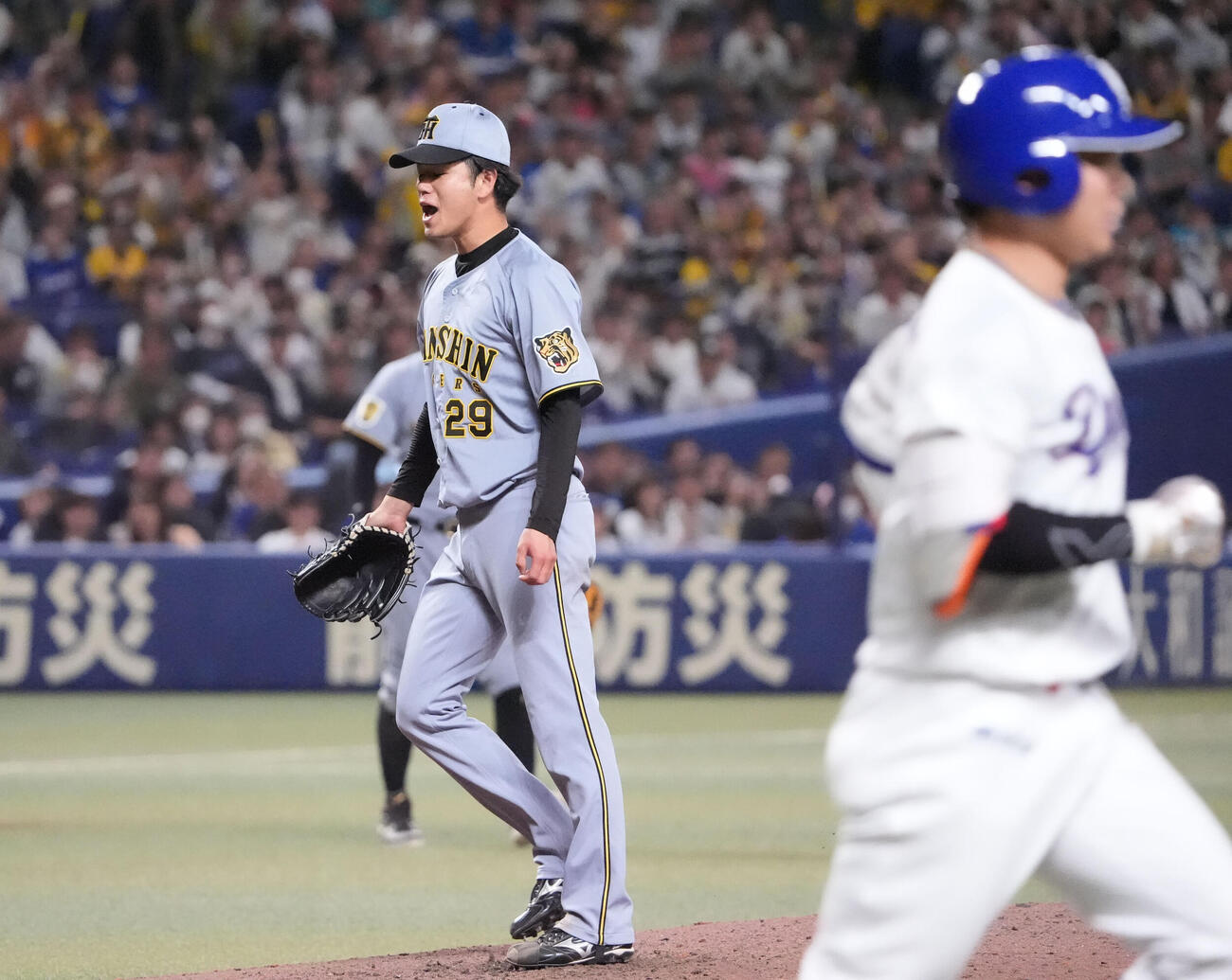 中日対阪神　9回裏2死、村松を投ゴロに打ちとり完封勝利の高橋（撮影・森本幸一）