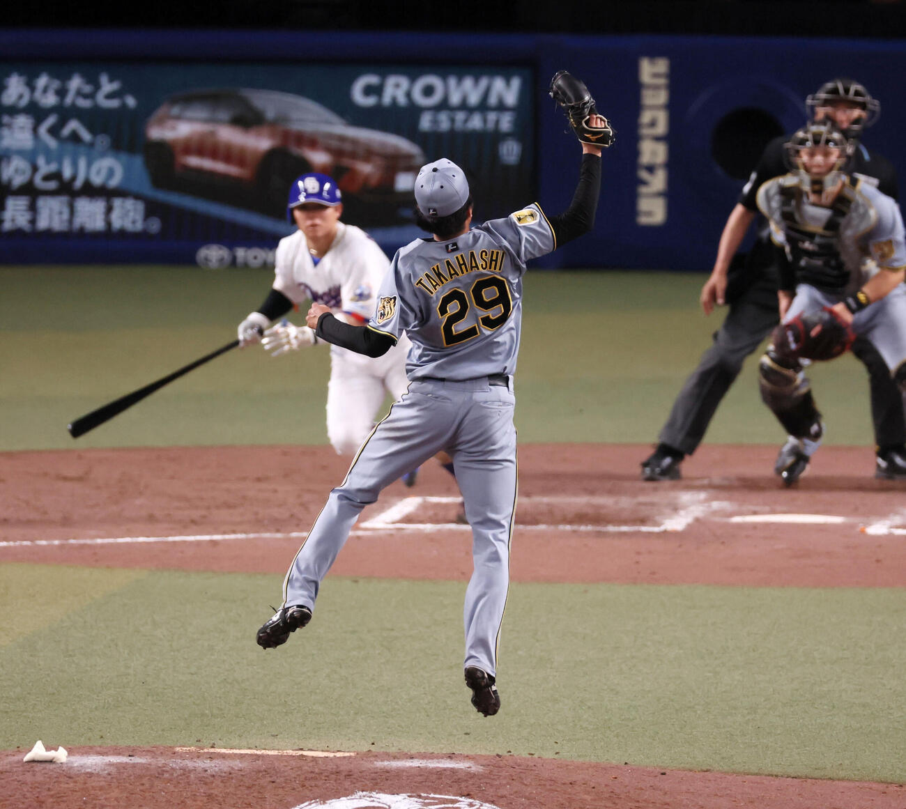 中日対阪神　9回裏中日2死、高橋は村松の打球をジャンプして捕球（撮影・加藤哉）