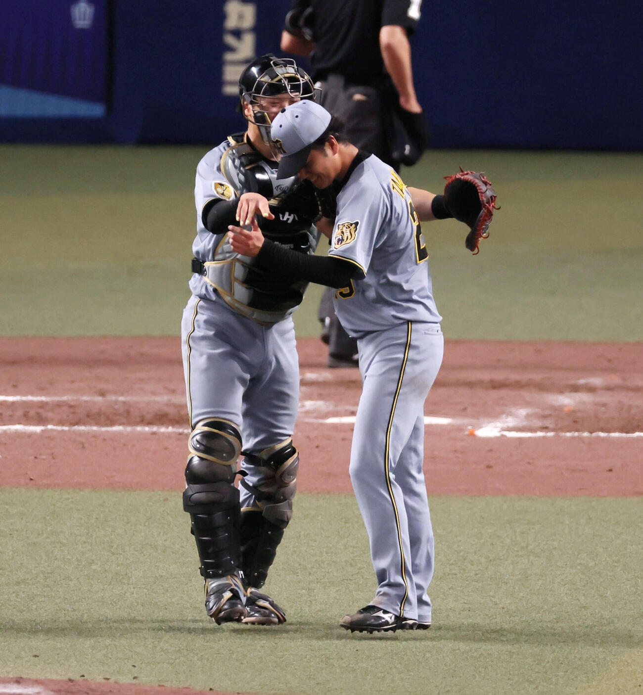 中日対阪神　阪神高橋は中日相手に完封勝利を挙げ伏見（左）と抱き合う（撮影・加藤哉）
