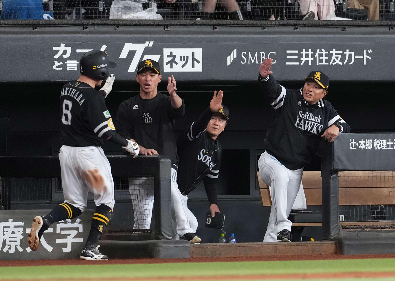 日本ハム対ソフトバンク　5回表に生還した牧原大成を出迎える小久保監督（右）（撮影・井上学）