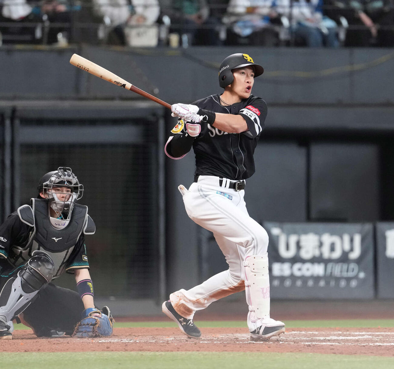 日本ハム対ソフトバンク　8回表ソフトバンク無死一、二塁、適時二塁打を放つ柳田（撮影・井上学）