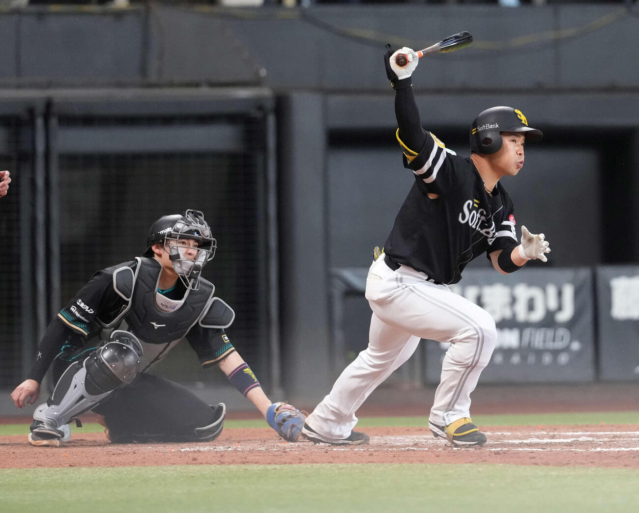 日本ハム対ソフトバンク　8回表ソフトバンク無死、右前打を放つ近藤（撮影・井上学）