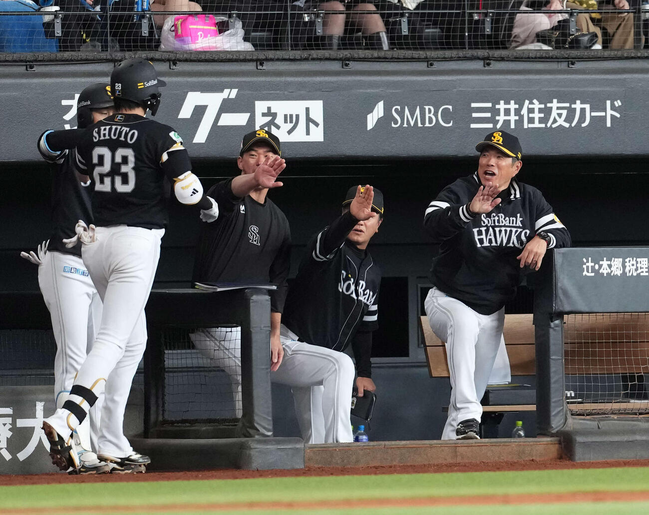 日本ハム対ソフトバンク　7回表ソフトバンク1死一塁、2点本塁打を放った周東を出迎える小久保監督（右端）（撮影・井上学）