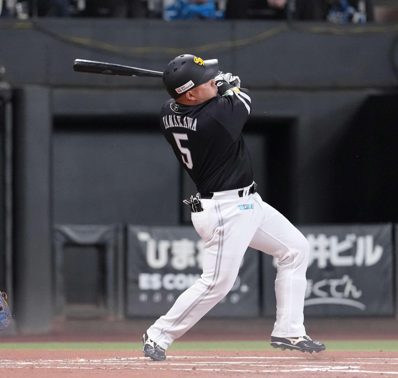 日本ハム対ソフトバンク　1回表ソフトバンク1死満塁、適時内野安打を放つ山川（撮影・井上学）