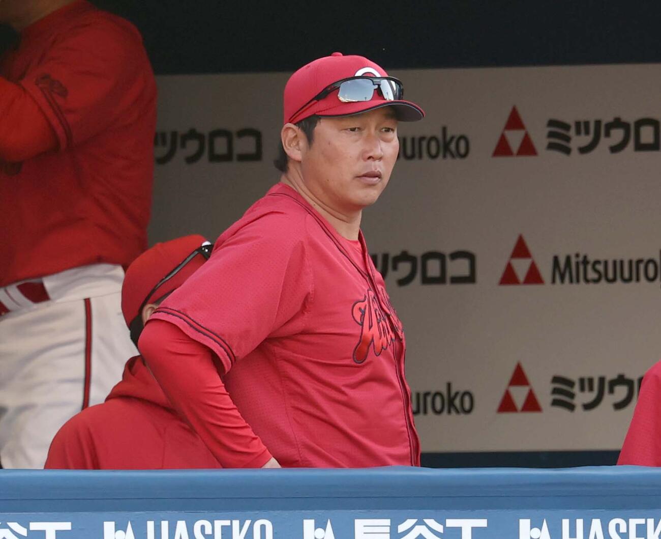 DeNA対広島　グラウンドを見つめる新井監督（撮影・黒川智章）