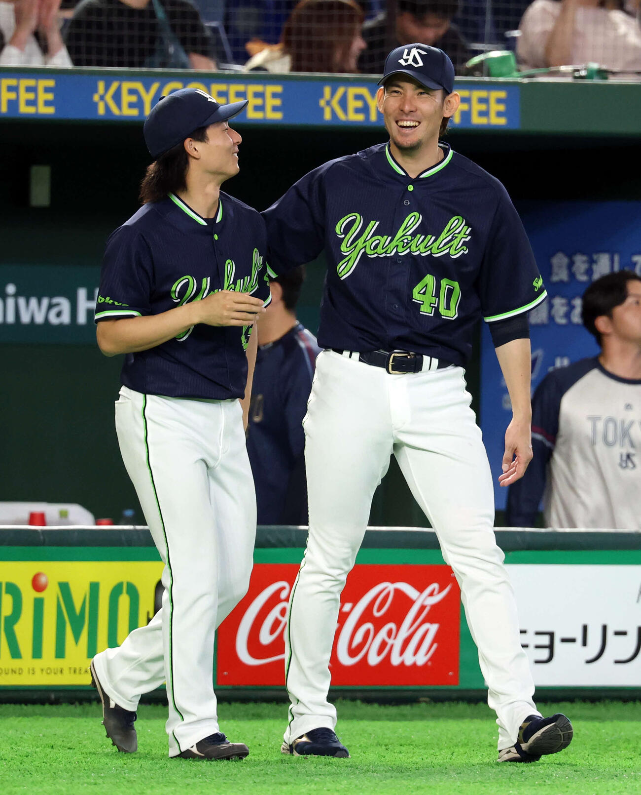 巨人対ヤクルト　今季初勝利のヤクルト高梨（右）は笑顔で増居と抱き合い選手を迎える（撮影・浅見桂子）