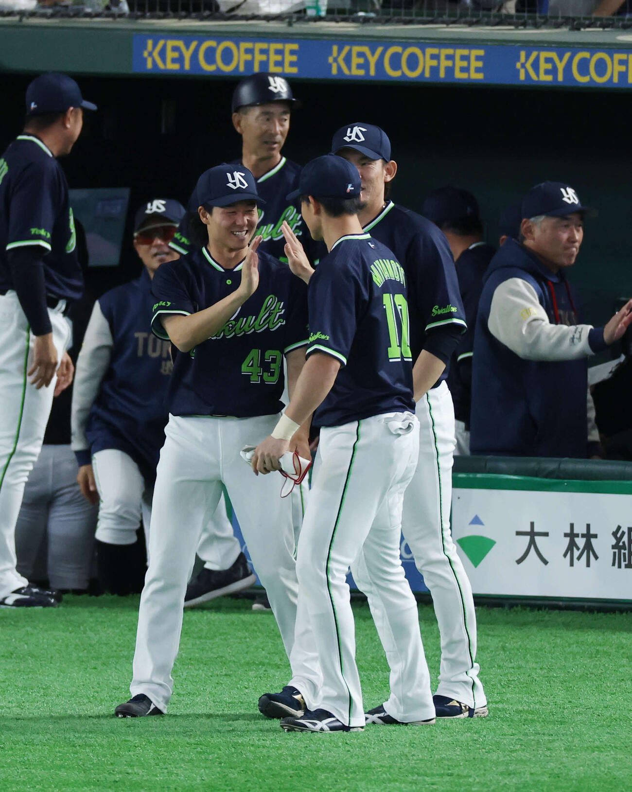 巨人対ヤクルト　勝利しヤクルト清水（手前）とタッチを交わす増居（左）と高梨（撮影・増田悦実）