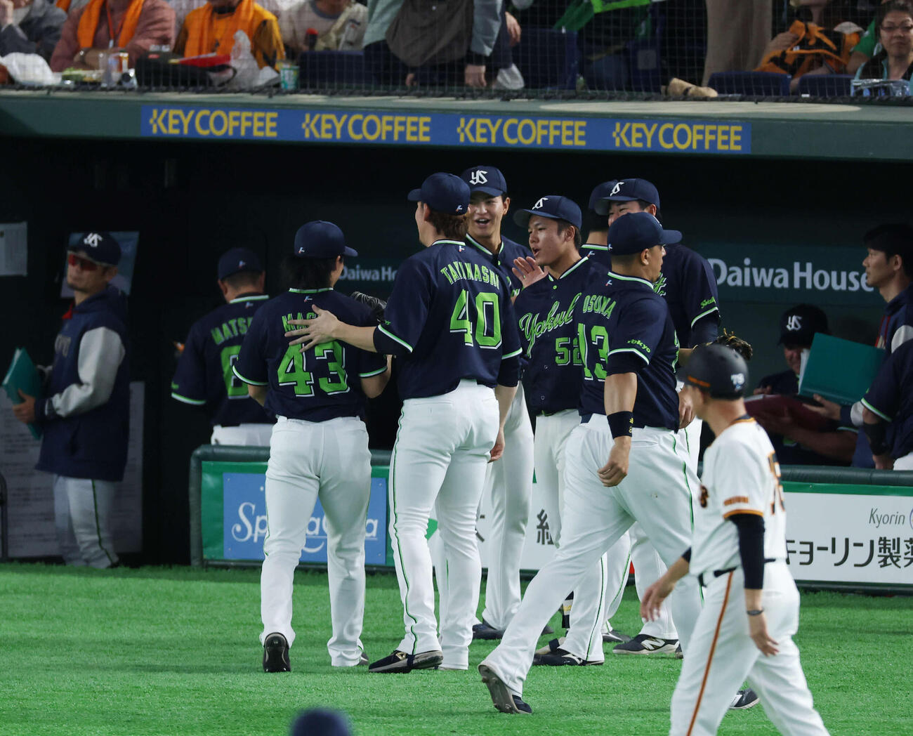 巨人対ヤクルト　8回裏を無失点で抑えた増居（左）を出迎える高梨（左から2人目）（撮影・増田悦実）
