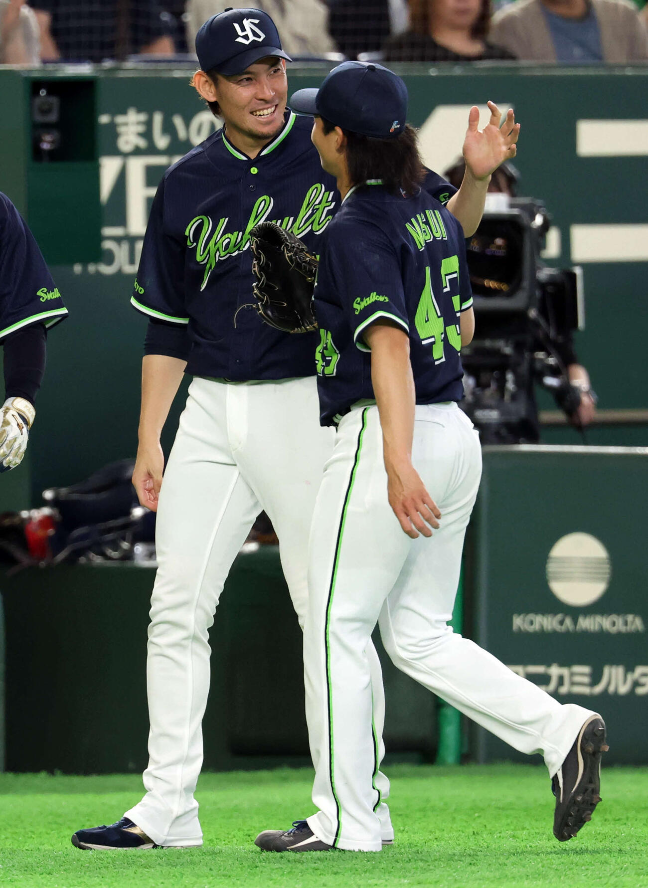 巨人対ヤクルト　8回裏巨人2死一、二塁、佐々木を三振に仕留めた増居（右）を笑顔で迎える高梨（撮影・浅見桂子）
