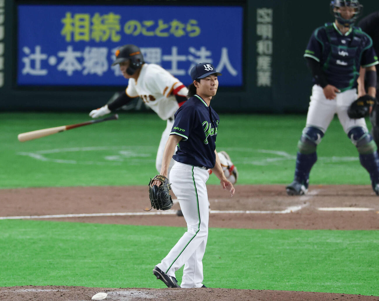 巨人対ヤクルト　8回裏巨人1死一塁、増田陸に安打を浴びる増居（撮影・増田悦実）