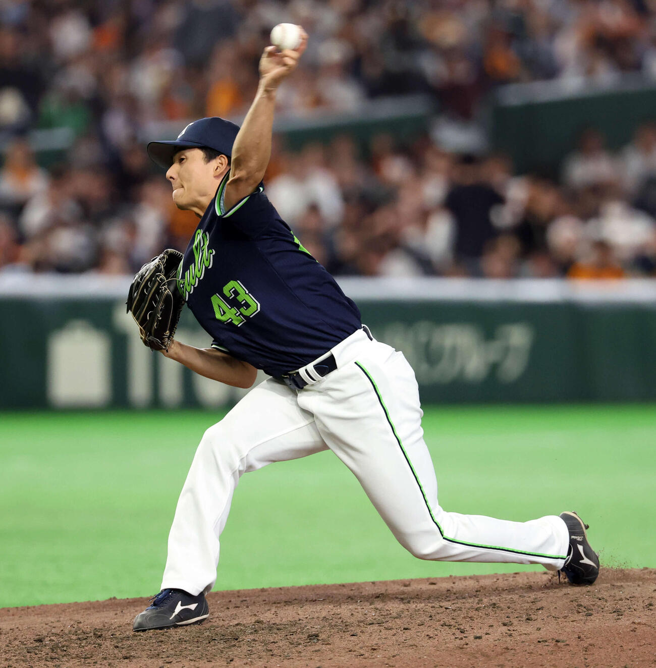 巨人対ヤクルト　8回裏巨人の攻撃で登板した増居（撮影・浅見桂子）