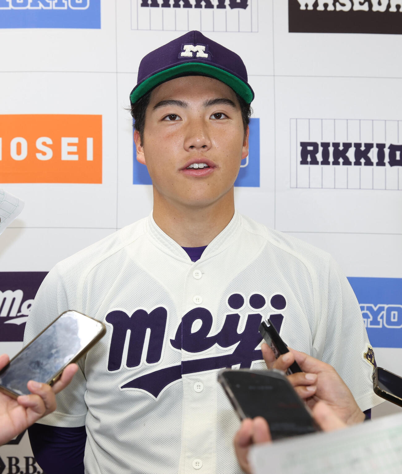 明大対東大　6回を投げ1安打無失点の好投した明大・平嶋は会見する（撮影・柴田隆二）
