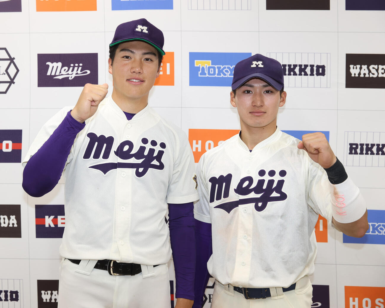 明大対東大　6回を投げ1安打無失点の好投した明大・平嶋（左）と岡田はガッツポーズする（撮影・柴田隆二）
