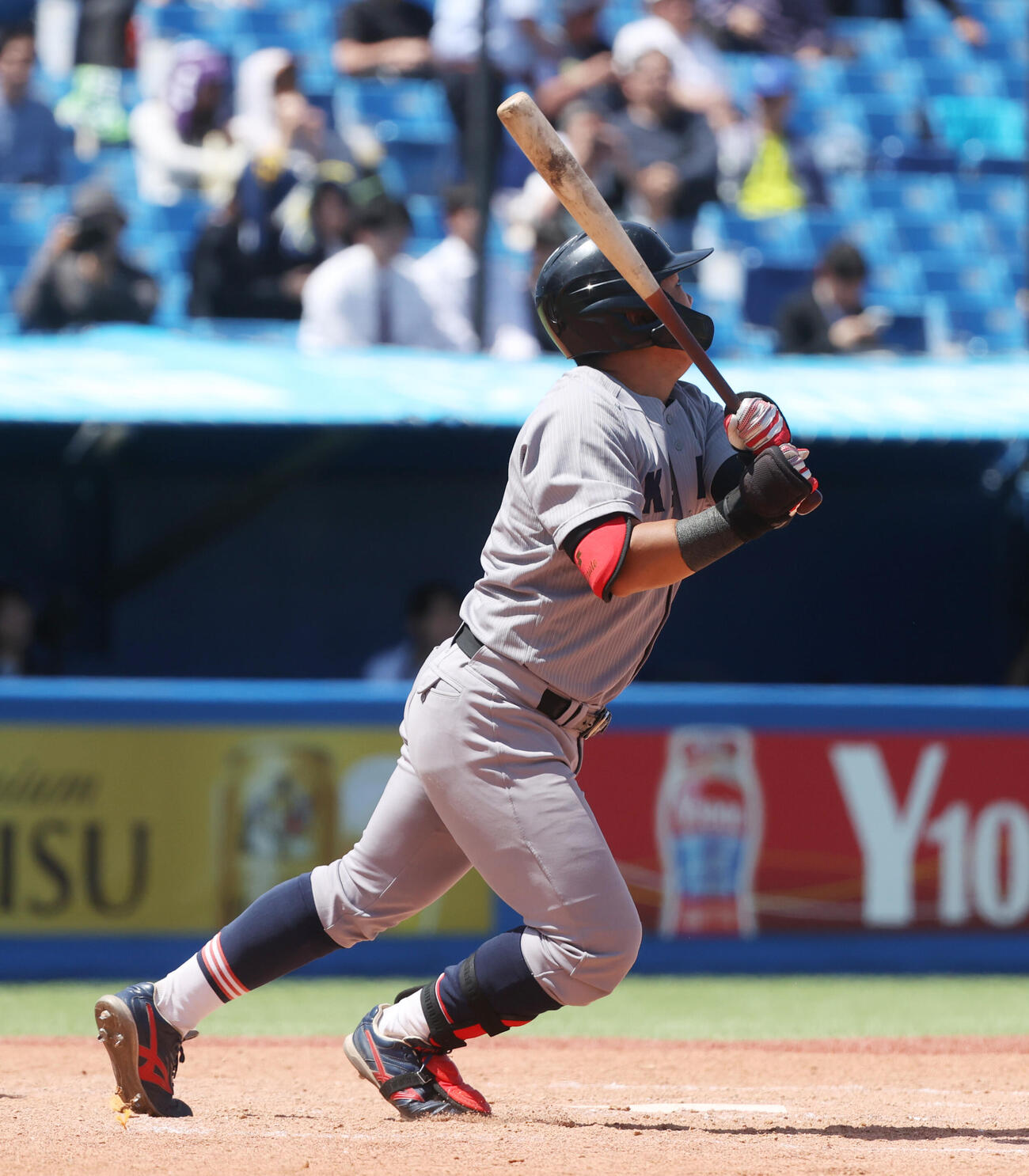 立大対慶大　3回裏慶大無死二塁、中塚は本塁打を放つ（撮影・柴田隆二）