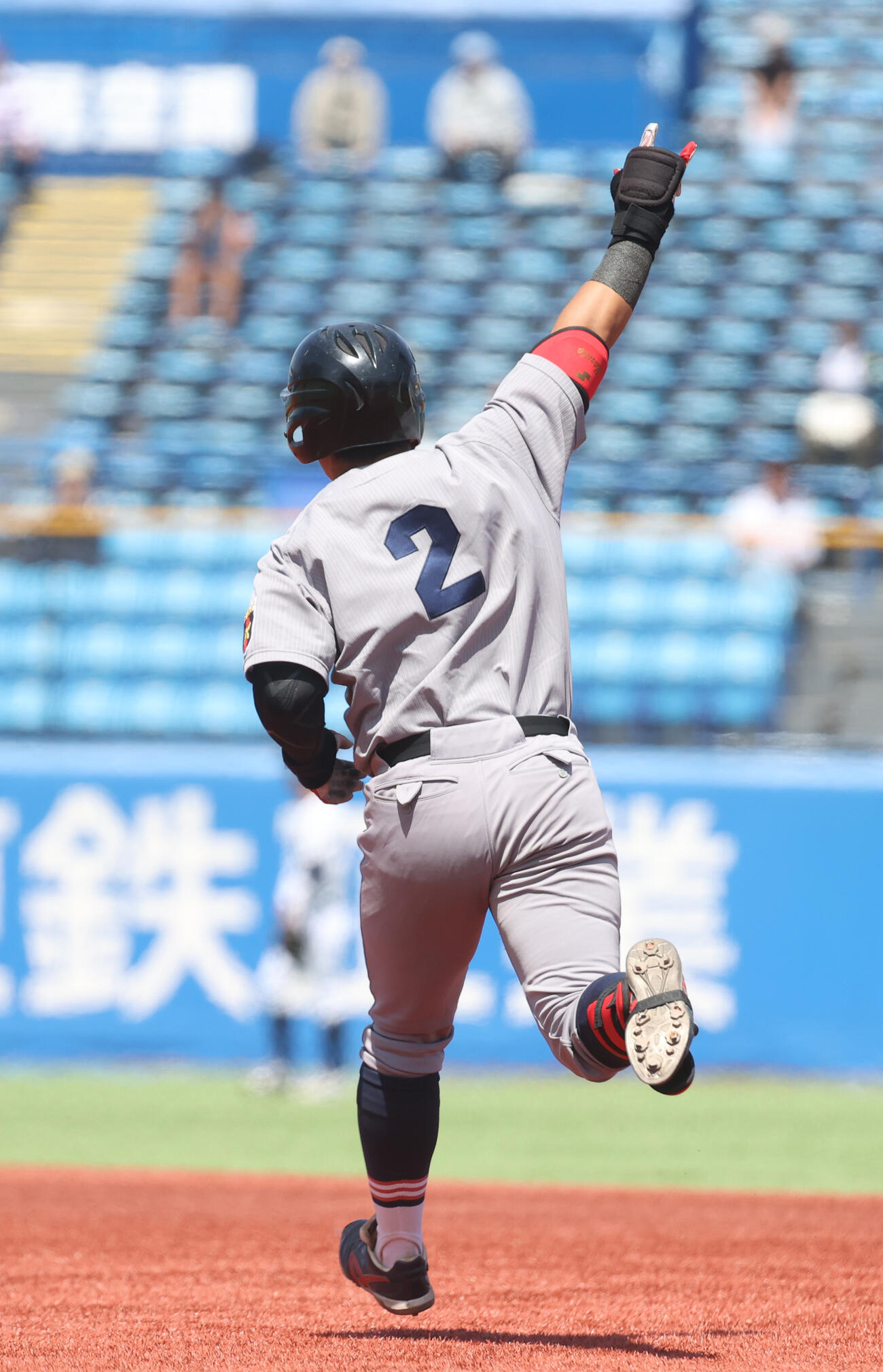 立大対慶大　3回裏慶大無死二塁、中塚は本塁打を放ちガッツポーズする（撮影・柴田隆二）