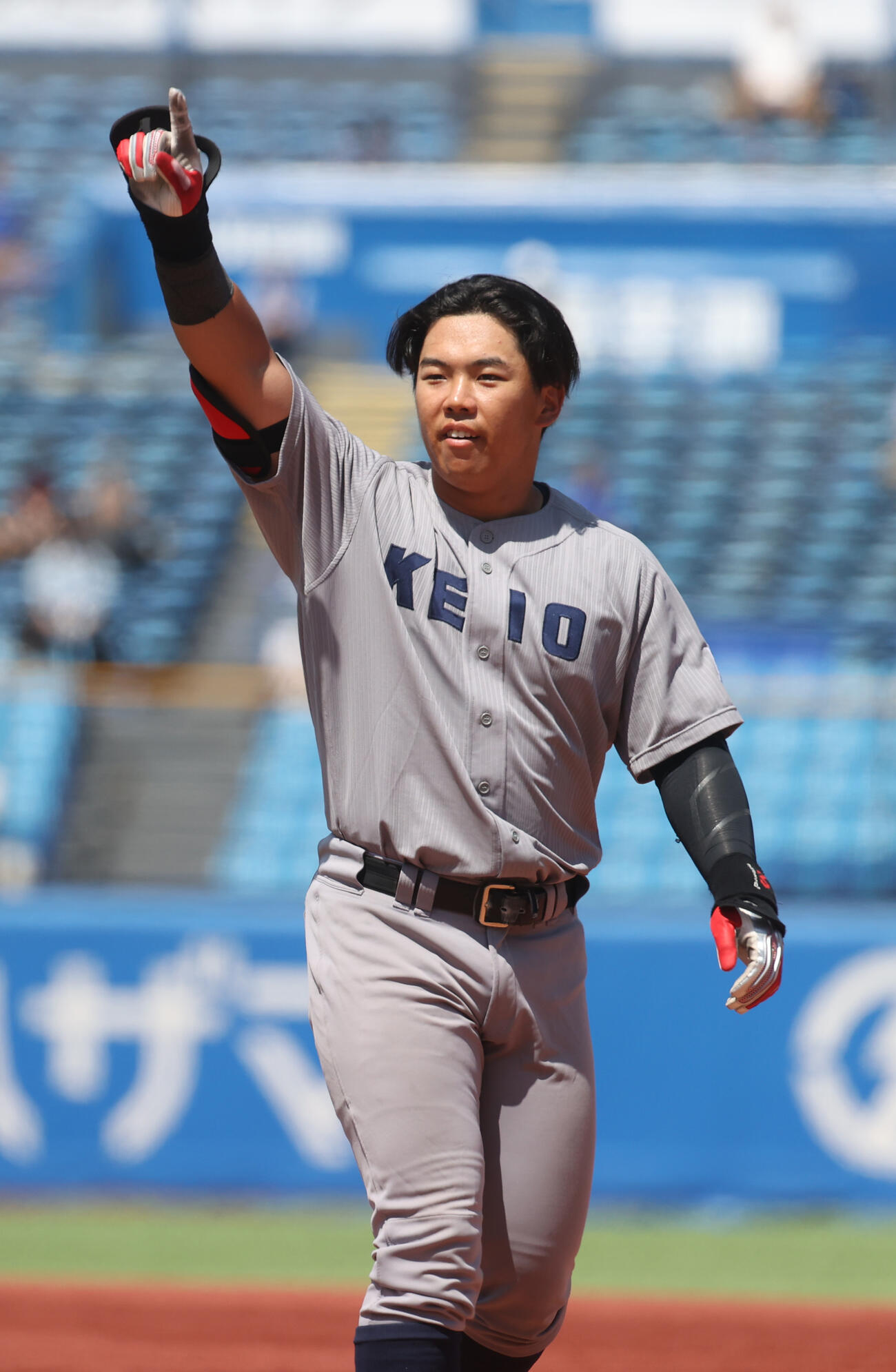 立大対慶大　4回裏慶大2死二塁、中塚は適時打を放ちガッツポーズする（撮影・柴田隆二）