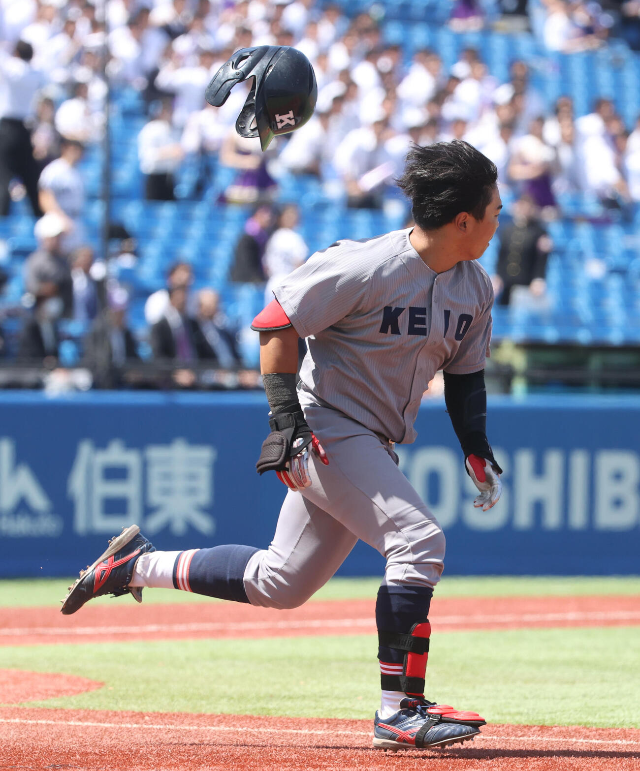 立大対慶大　4回裏慶大2死二塁、中塚は適時打を放つ（撮影・柴田隆二）