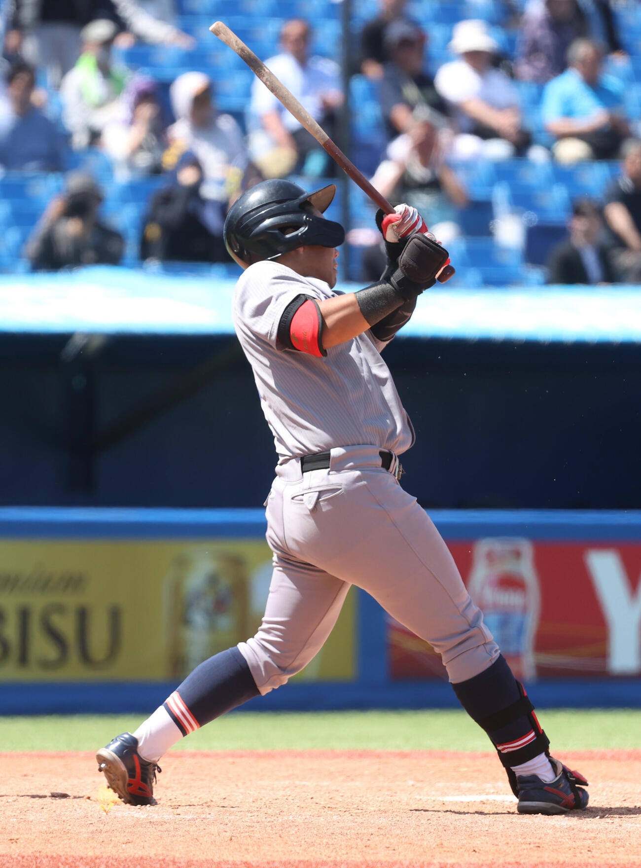 立大対慶大　4回裏慶大2死二塁、中塚は適時打を放つ（撮影・柴田隆二）