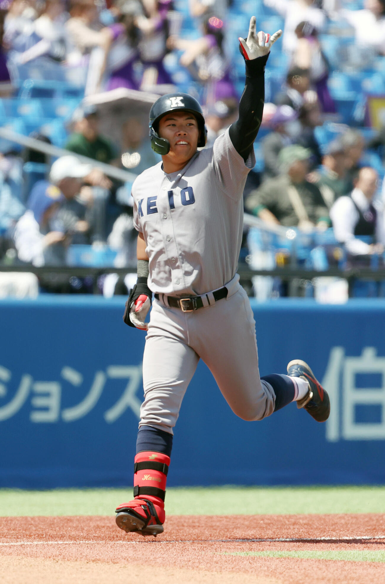 立大対慶大　3回裏慶大無死二塁、中塚は本塁打を放ちガッツポーズする（撮影・柴田隆二）