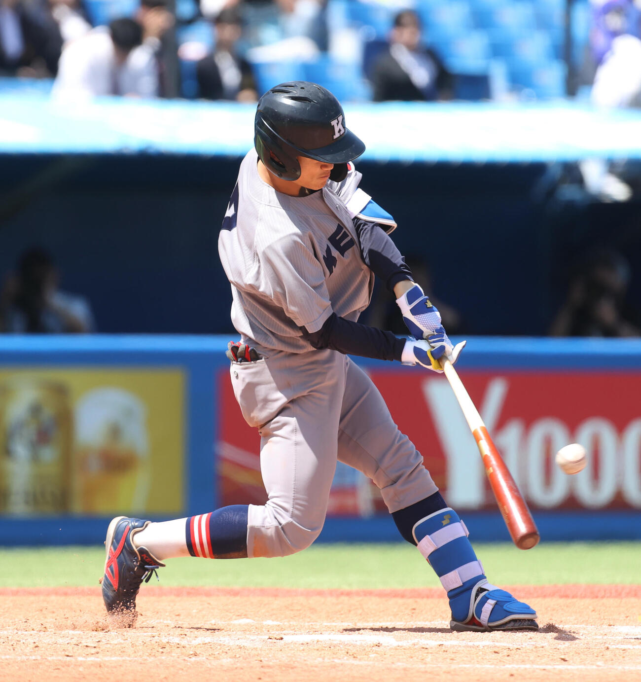 立大対慶大　2回裏慶大2死二塁、林純は適時二塁打を放つ（撮影・柴田隆二）