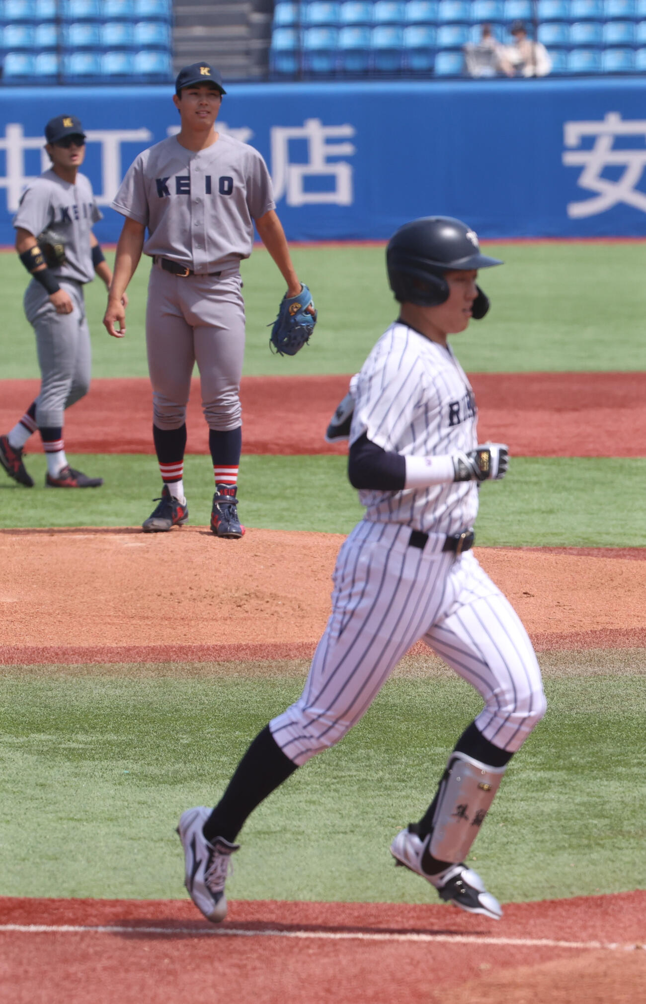 立大対慶大　1回表立大2死、小林隼（右）に本塁打を浴びた慶大・広池（撮影・柴田隆二）