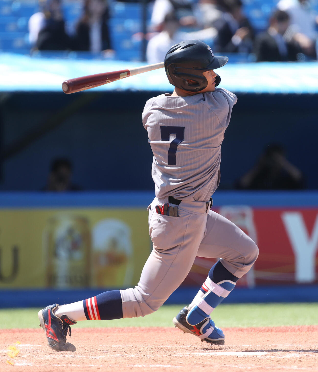 立大対慶大　7回裏慶大1死一、二塁、林純は中前安打を放つ（撮影・柴田隆二）