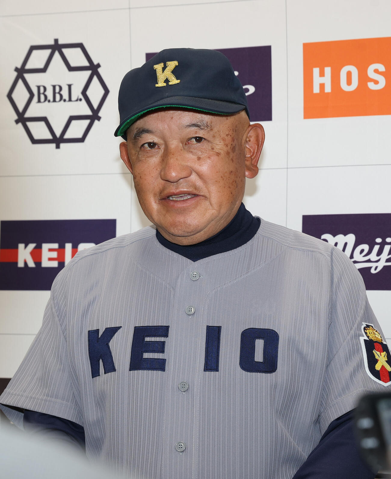 立大対慶大　連勝し勝ち点を挙げた慶大・堀井監督（撮影・柴田隆二）