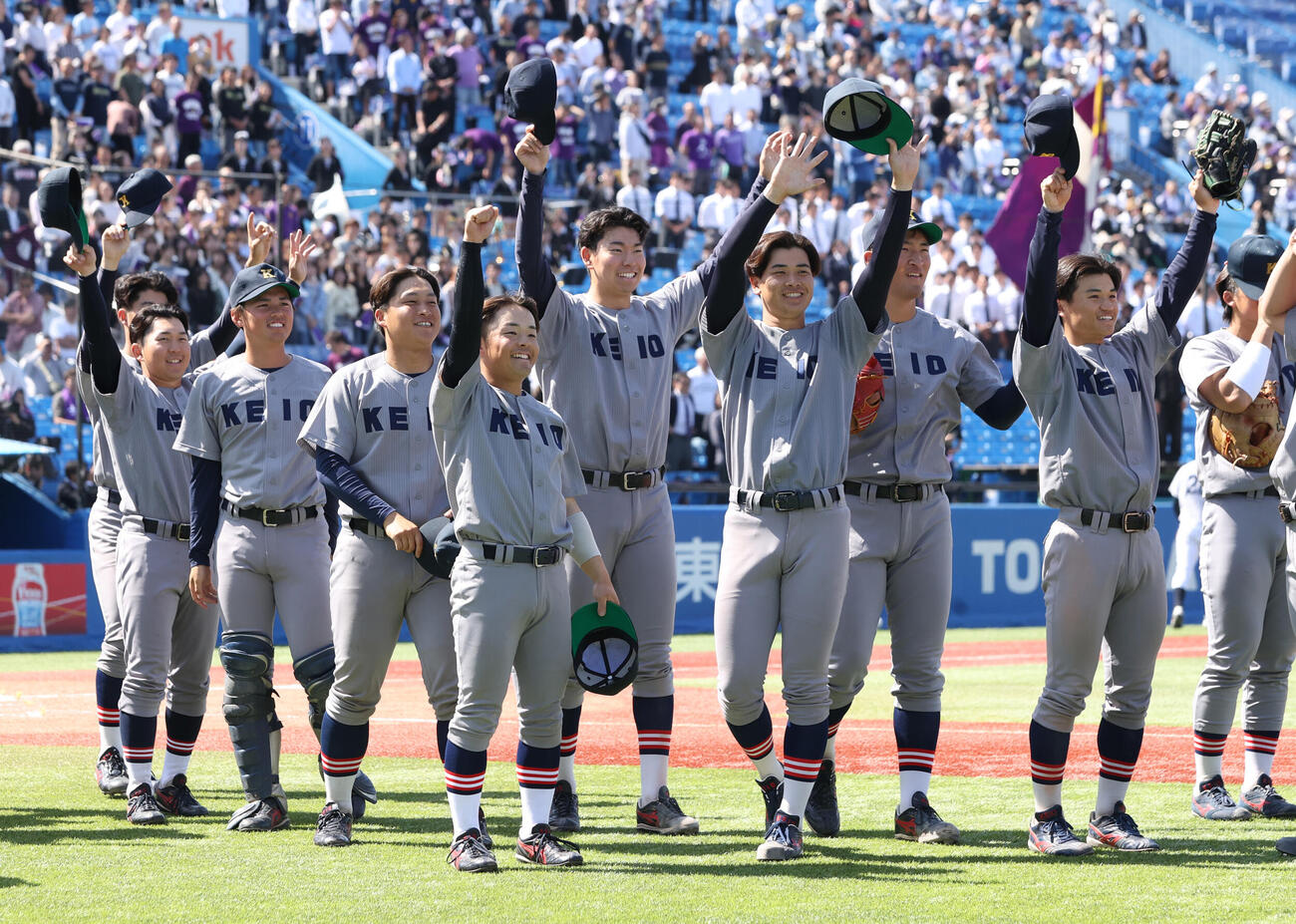 立大対慶大　連勝し勝ち点を挙げスタンドに手を振る慶大ナイン（撮影・柴田隆二）