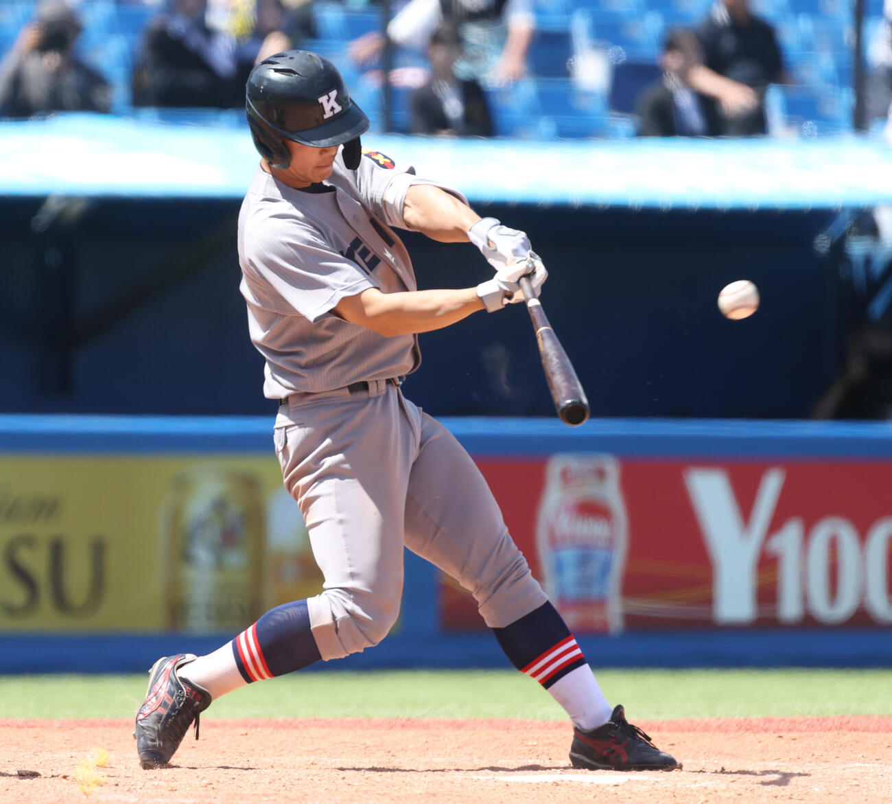 立大対慶大　4回裏慶大2死一塁、一宮は適時二塁打を放つ（撮影・柴田隆二）