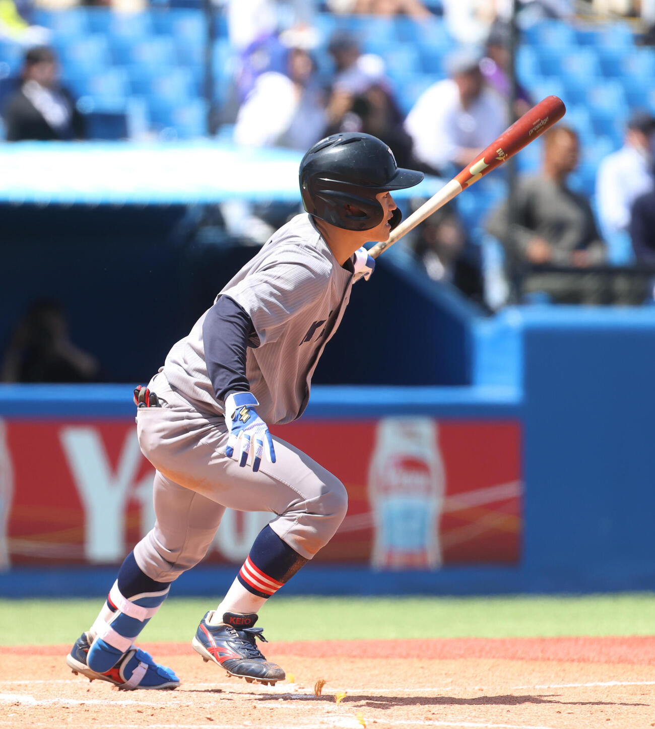 立大対慶大　2回裏慶大2死二塁、林純は適時二塁打を放つ（撮影・柴田隆二）