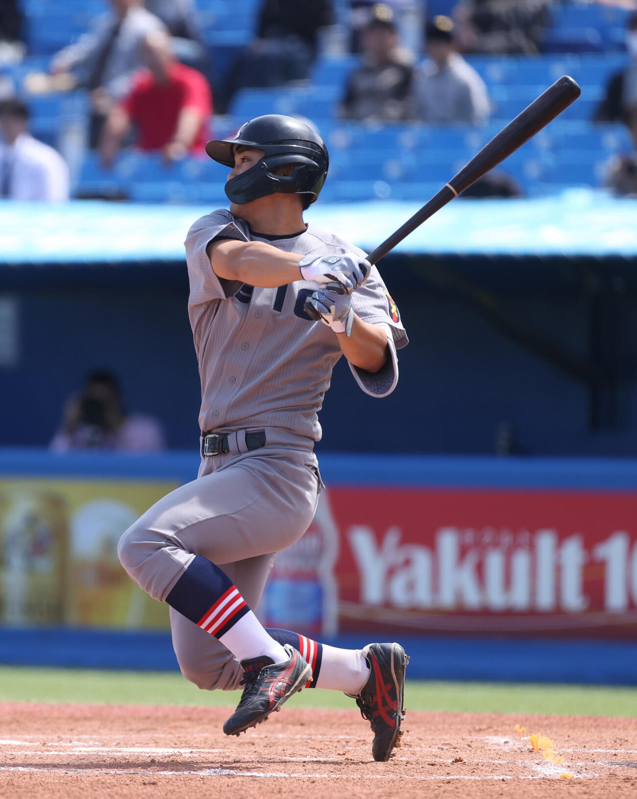 立大対慶大　1回裏慶大2死二塁、一宮は適時三塁打を放つ（撮影・柴田隆二）