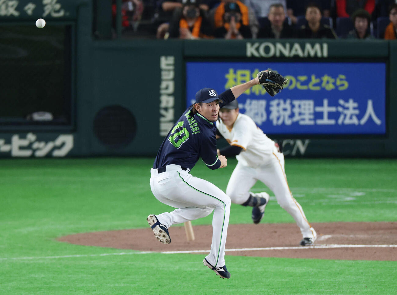 巨人対ヤクルト　7回裏巨人1死、中山に安打を浴びる高梨（撮影・増田悦実）
