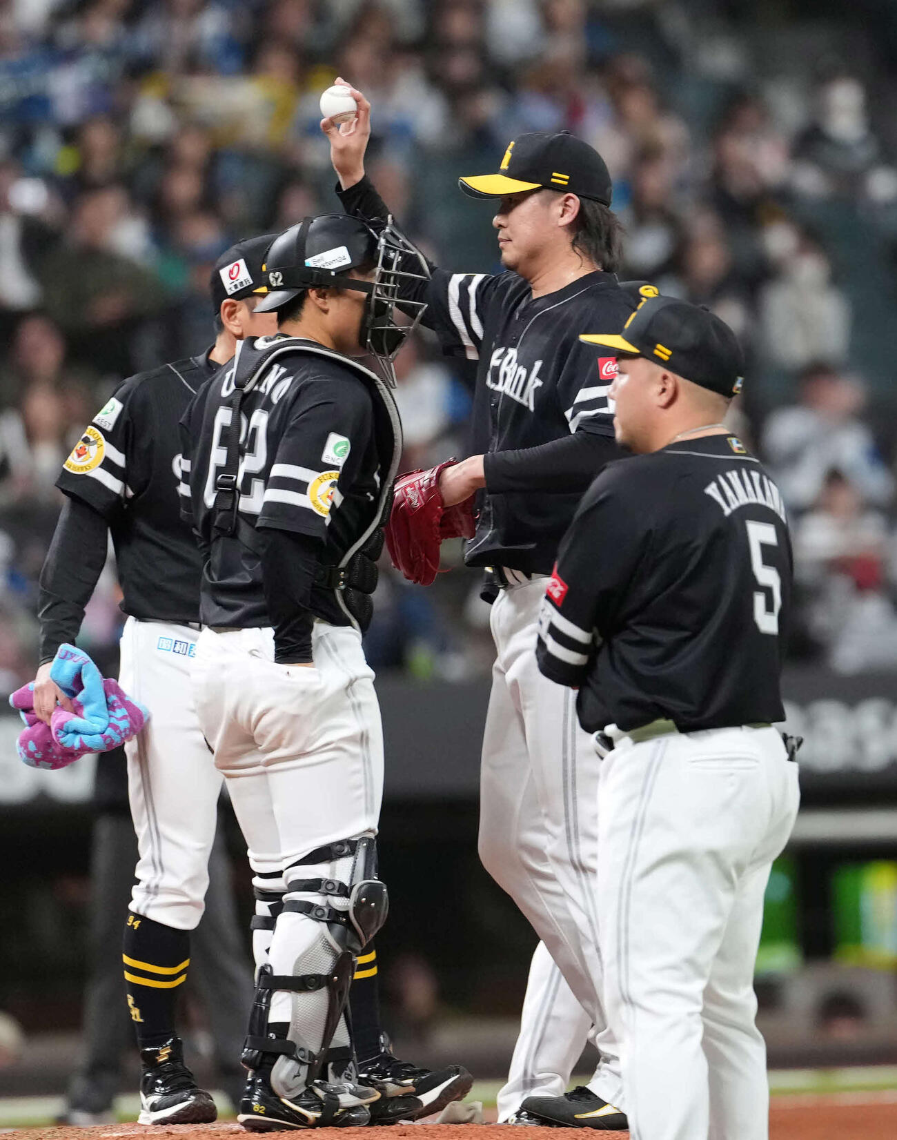 日本ハム対ソフトバンク　9回、清宮幸に適時打を浴びたソフトバンク杉山（右から2人目）（2026年4月11日撮影）