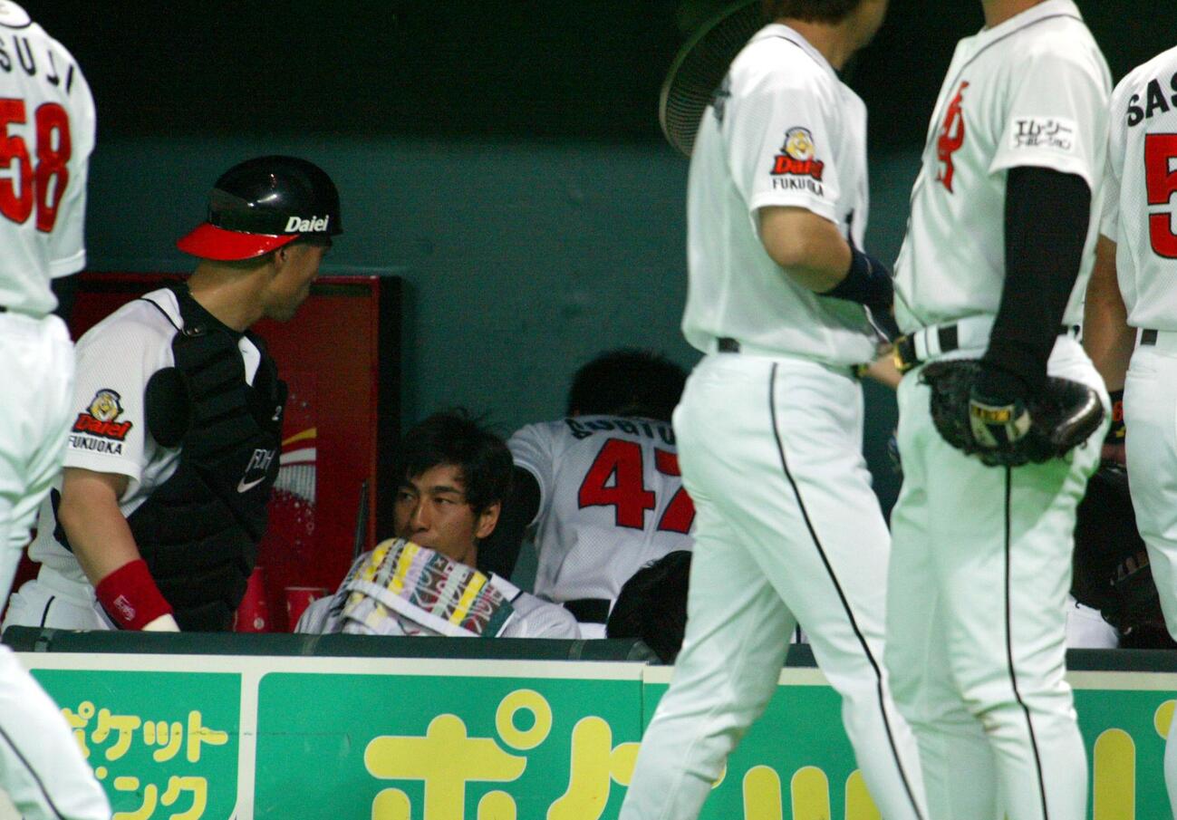 2004年6月、ロッテ戦で、2回7失点で降板したダイエー杉内（47）は、悔しさのあまりベンチを殴打し両手骨折する