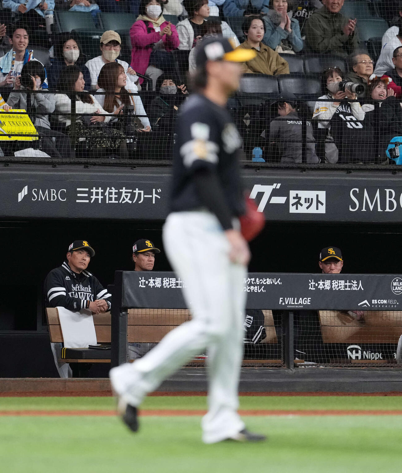 日本ハム対ソフトバンク　9回、清宮幸太郎に適時打を浴びるソフトバンク杉山（手前）を見つめる小久保監督（後方左）（2026年4月11日撮影）