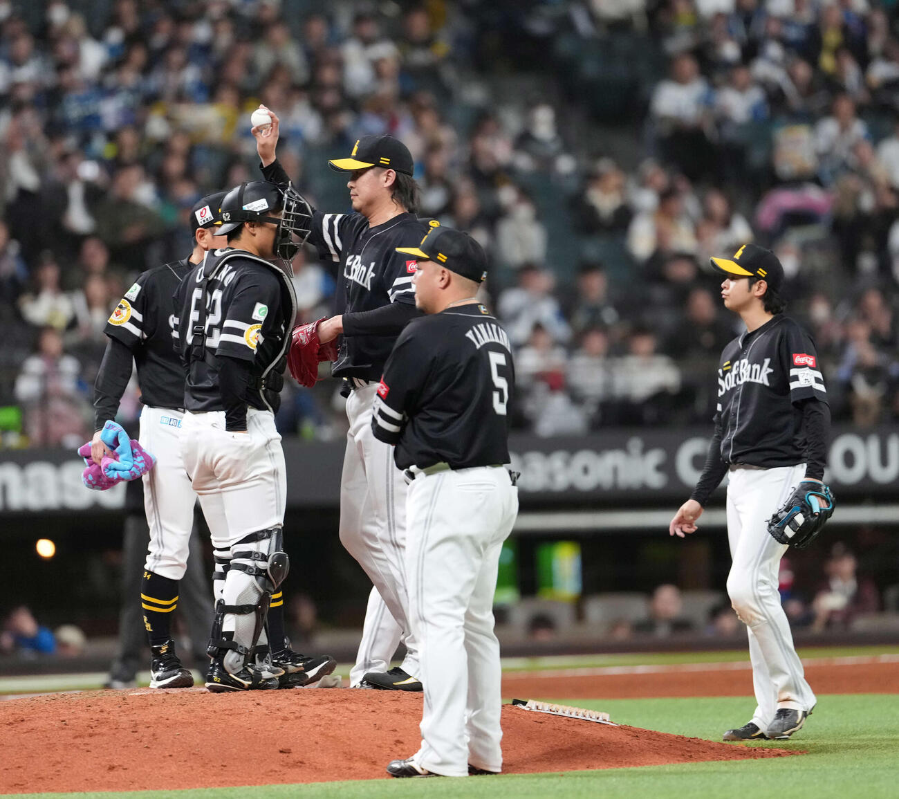 日本ハム対ソフトバンク　9回、清宮幸に適時打を浴びるソフトバンク杉山（中央）（2026年4月11日撮影）