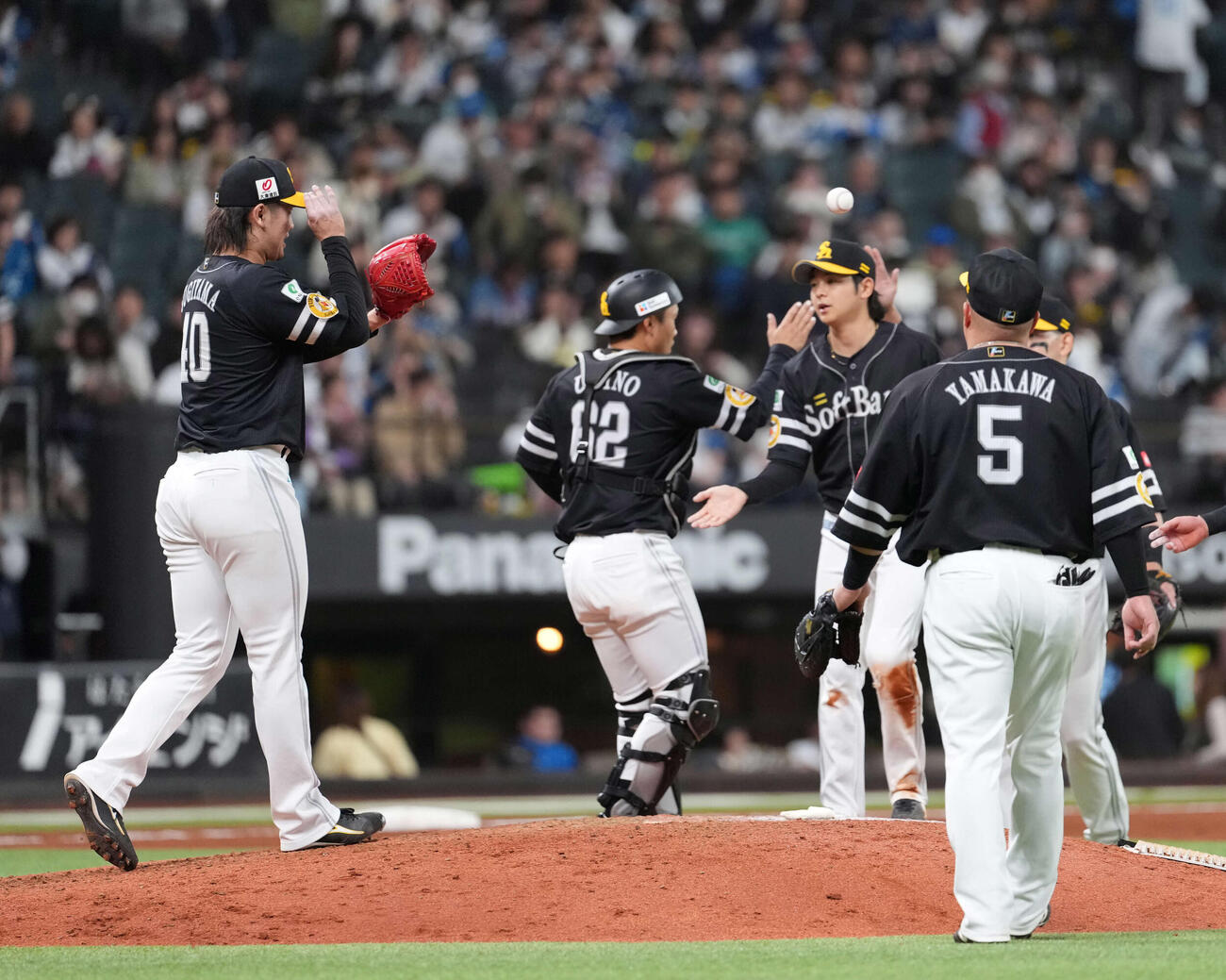 日本ハム対ソフトバンク　9回を終えたソフトバンク杉山（左端）（2026年4月11日撮影）