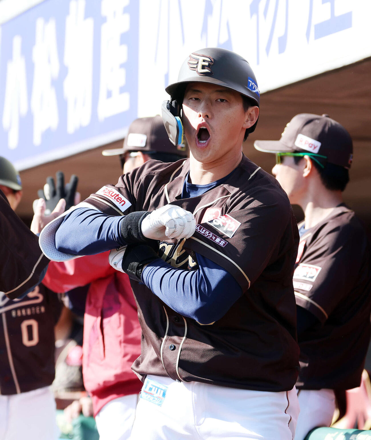 楽天対オリックス　8回裏楽天無死一塁、辰己は2点本塁打を放ち雄たけびを上げる（撮影・鈴木正人）　