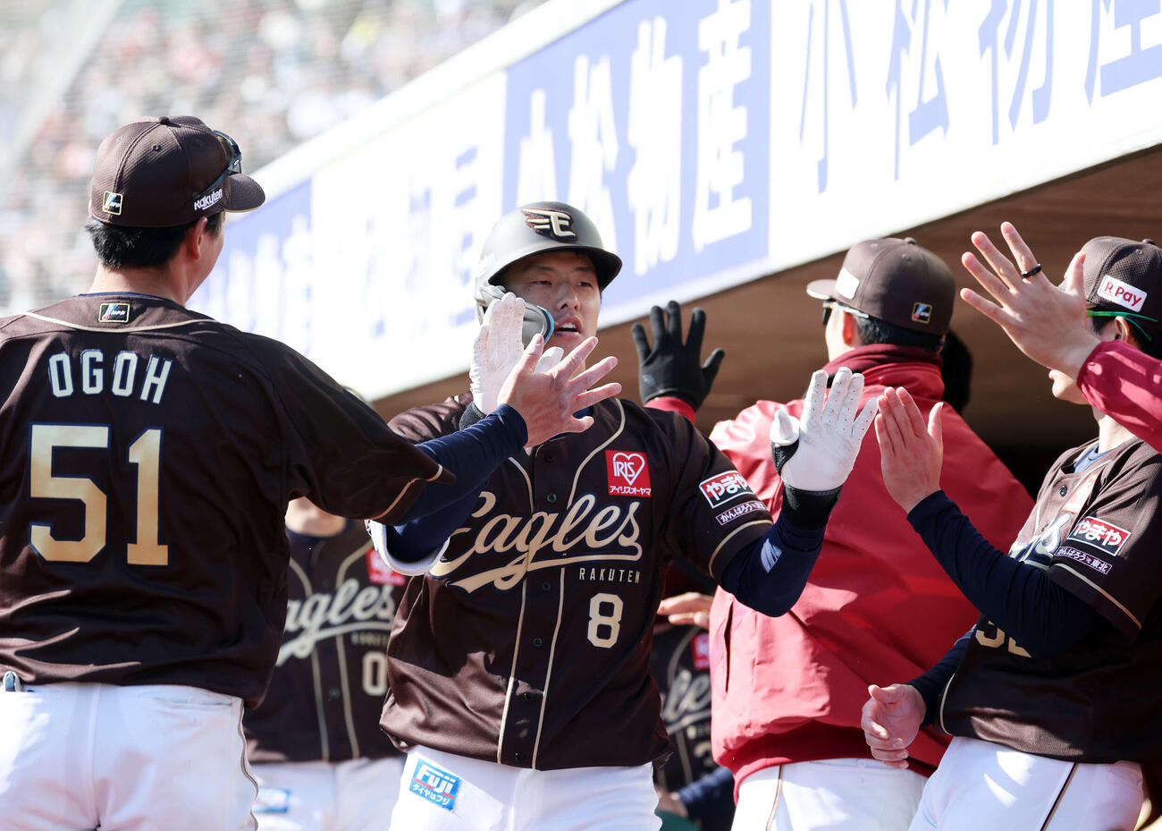 楽天対オリックス　8回裏楽天無死一塁、辰己（中央）は2点本塁打を放ちベンチ前でタッチ（撮影・鈴木正人）　