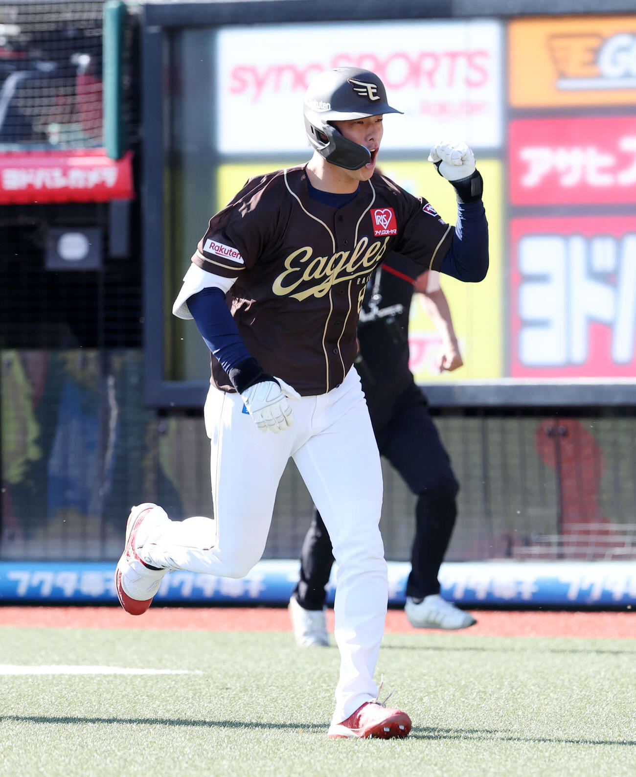 楽天対オリックス　8回裏楽天無死一塁、辰己は2点本塁打を放ちガッツポーズで雄たけびを上げる（撮影・鈴木正人）　