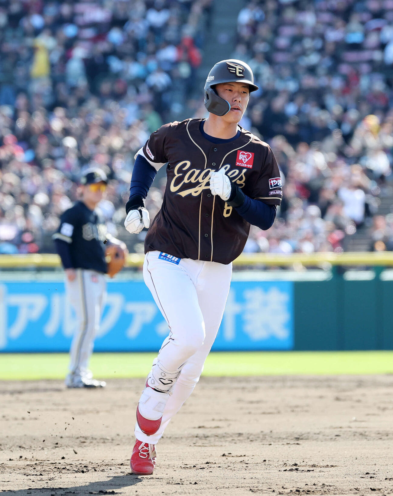 楽天対オリックス　8回裏楽天無死一塁、辰己は2点本塁打を放つ（撮影・鈴木正人）　