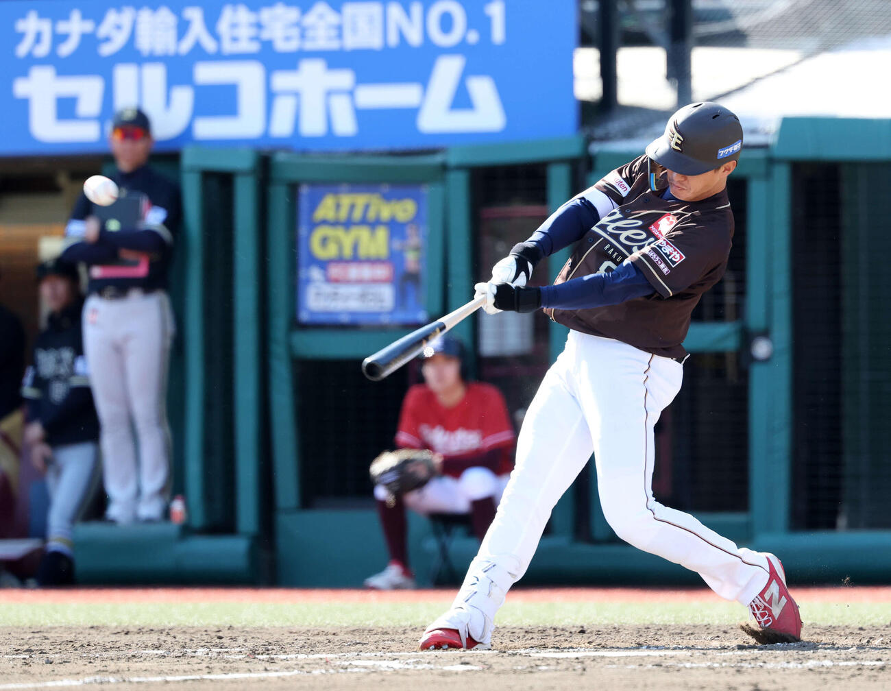 楽天対オリックス　8回裏楽天無死一塁、辰己は2点本塁打を放つ（撮影・鈴木正人）　