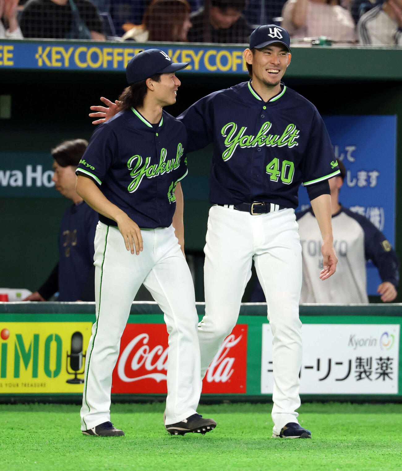 巨人対ヤクルト　今季初勝利のヤクルト高梨（右）は笑顔で増居と抱き合い選手を迎える（撮影・浅見桂子）