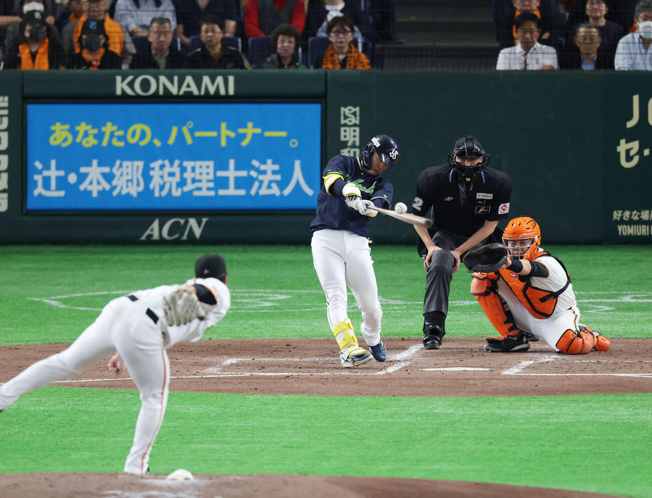 巨人対ヤクルト　3回表ヤクルト無死、安打を放つ長岡。投手は井上（撮影・増田悦実）
