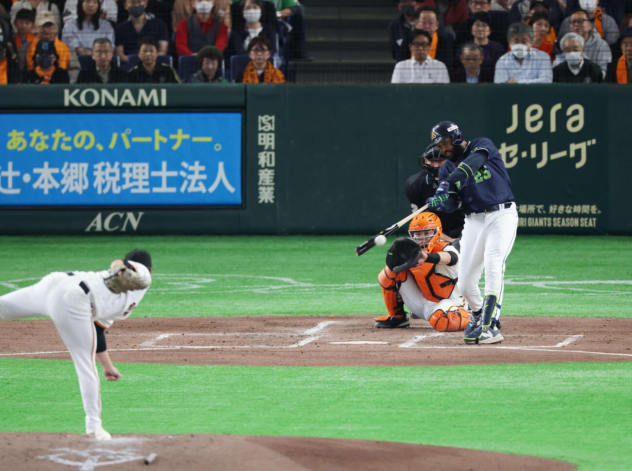 巨人対ヤクルト　3回表ヤクルト無死一塁、安打を放つサンタナ。投手は井上（撮影・増田悦実）