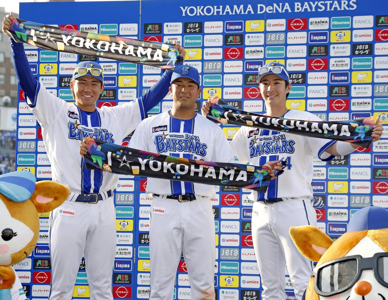広島に勝利し、ポーズをとるＤｅＮＡの（左から）宮下、勝又、度会（共同）