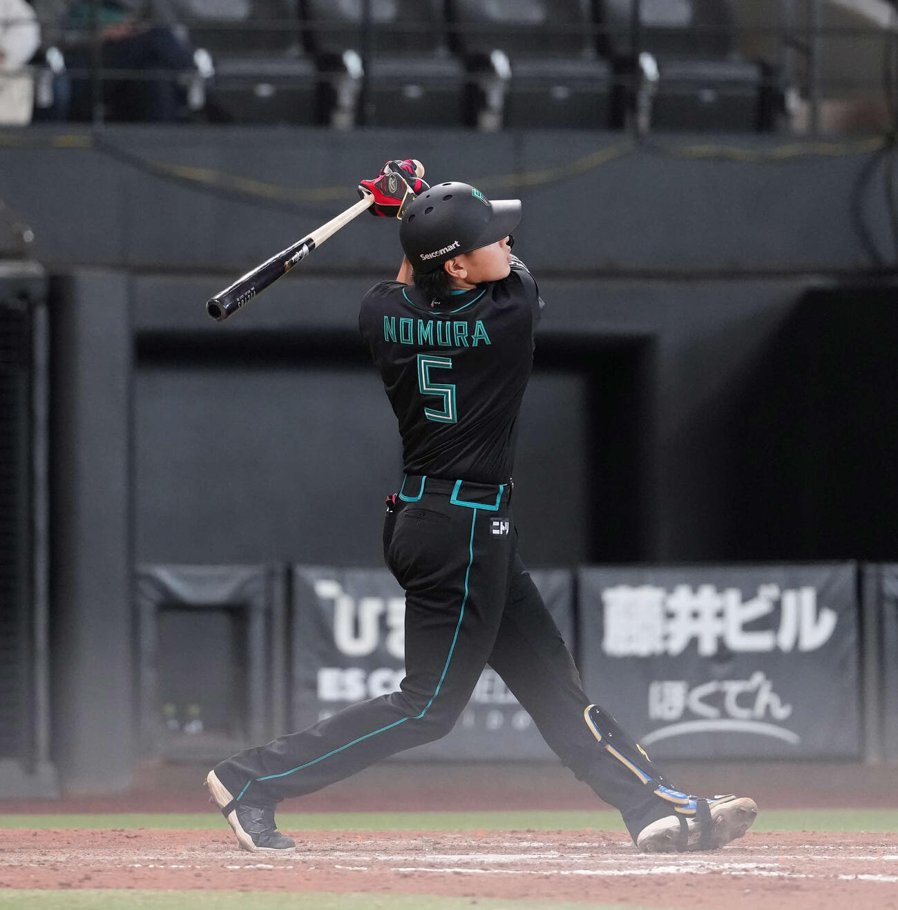 日本ハム対ソフトバンク　9回裏日本ハム無死二塁、2点本塁打を放つ野村（撮影・井上学）