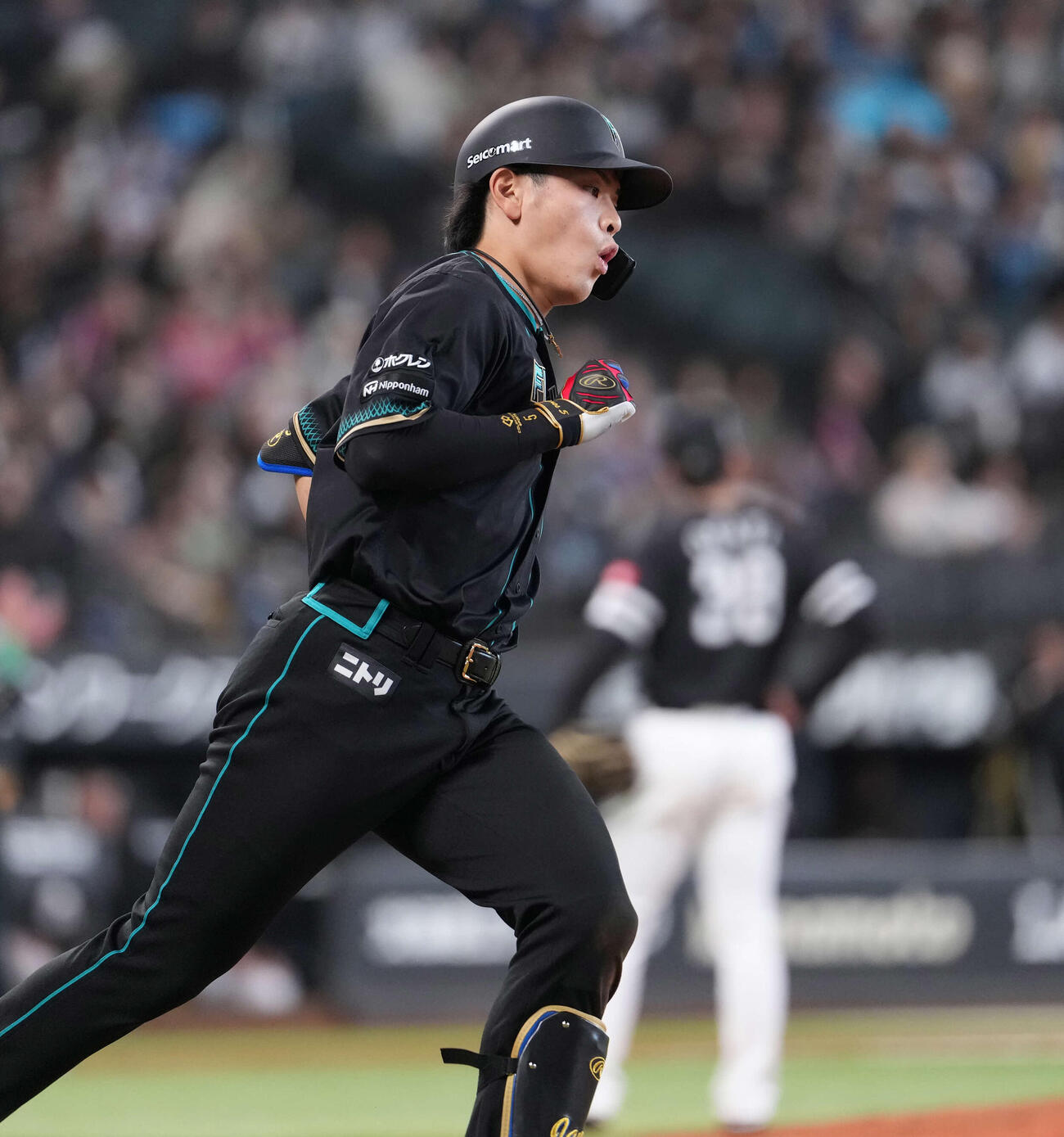 日本ハム対ソフトバンク　9回裏日本ハム無死二塁、2点本塁打を放つ野村（撮影・井上学）